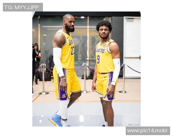 詹姆斯带布朗尼重返骑士？美媒列三方大交易方案：湖人换回两位全明星